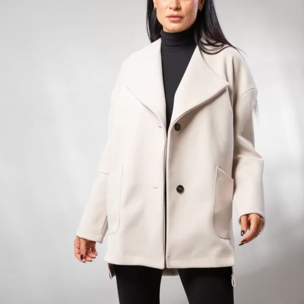 ΠΑΛΤΟ ΚΟΝΤΟ ΜΕ ΤΣΕΠΕΣ ΚΑΙ ΚΟΥΜΠΙΑ Εκρού