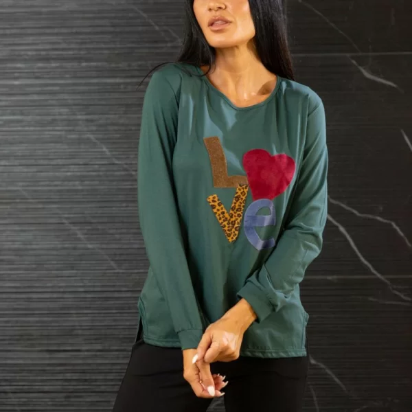 ΜΠΛΟΥΖΑ ΜΕ ΑΝΟΙΓΜΑΤΑ ΚΑΙ ΤΥΠΩΜΑ LOVE Πράσινο