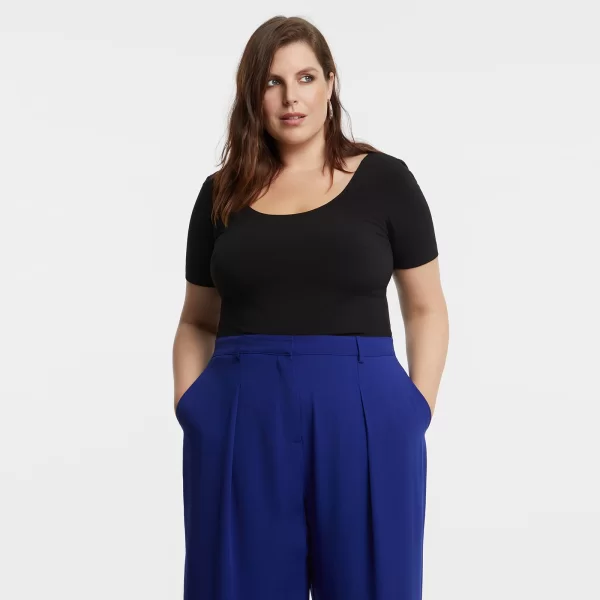 Μαύρο τοπ με στρογγυλή λαιμόκοψη