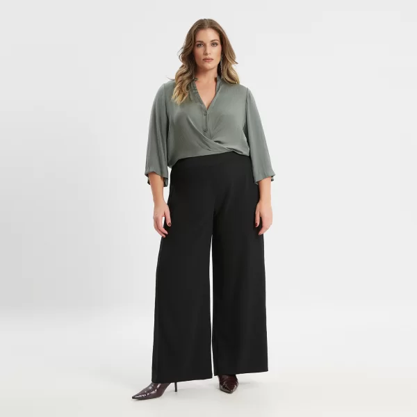 Μαύρη παντελόνα με φάσα στο πλάϊ