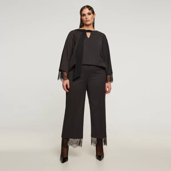 Cropped ριγέ παντελόνα με δαντέλα στο τελείωμα