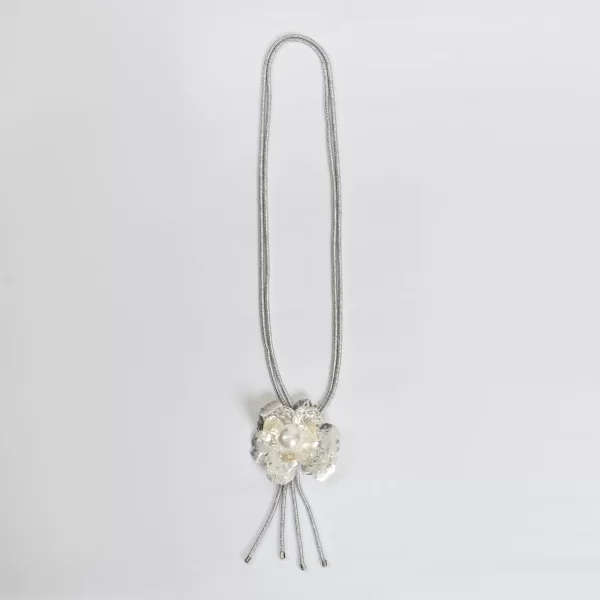 Μακρύ κολιέ με λουλούδι και πέρλα