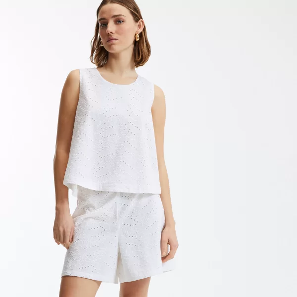 Αμάνικο τοπ με κέντημα και στρογγυλή λαιμόκοψη