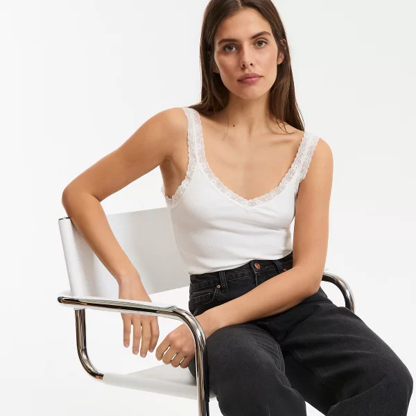 Αμάνικη μπλούζα με V και λεπτομέρειες από δαντέλα