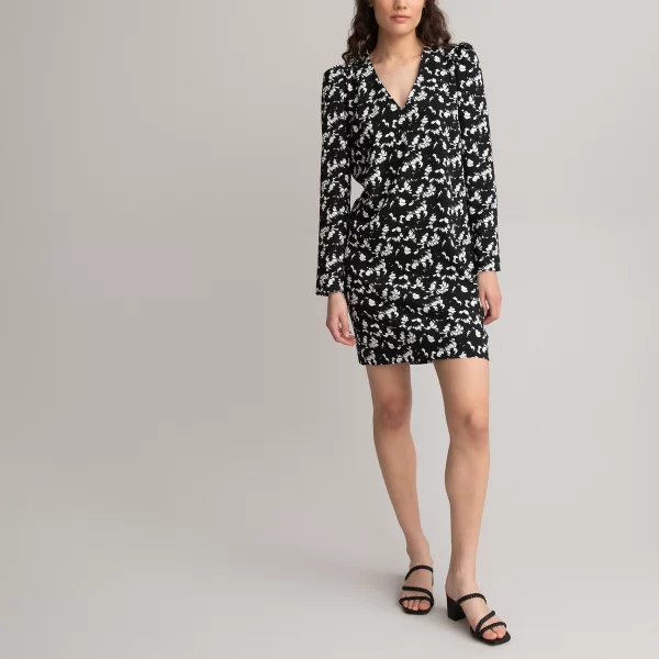 Κοντό φόρεμα με V και μακριά μανίκια