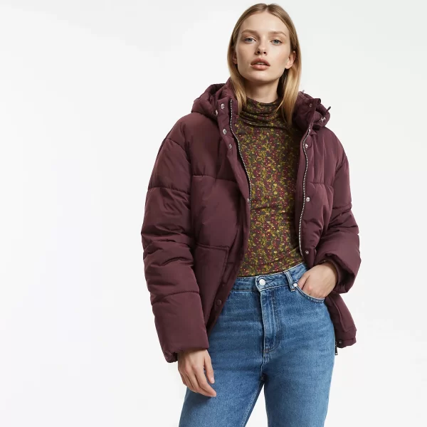 Κοντό καπιτονέ μπουφάν με κουκούλα