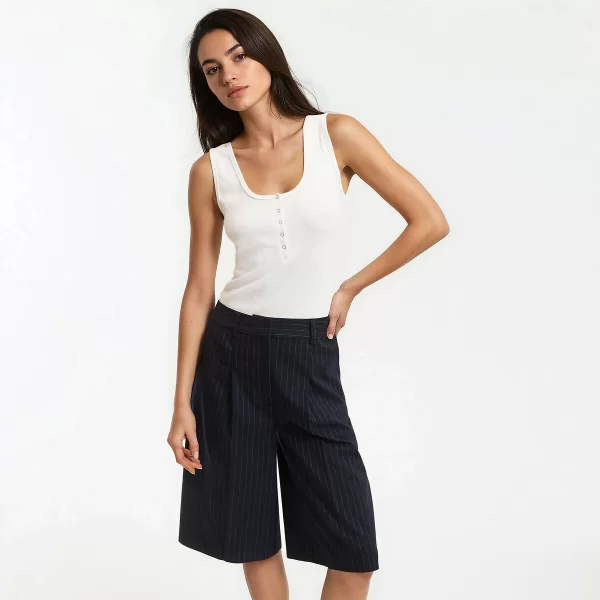 Αμάνικο μπλουζάκι και φαρδιές τιράντες