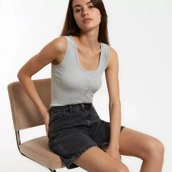 Αμάνικο μπλουζάκι και φαρδιές τιράντες