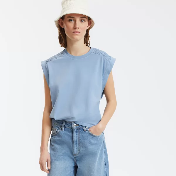 Αμάνικη μπλούζα με στρογγυλή λαιμόκοψη και σφηκοφωλιά στους ώμους