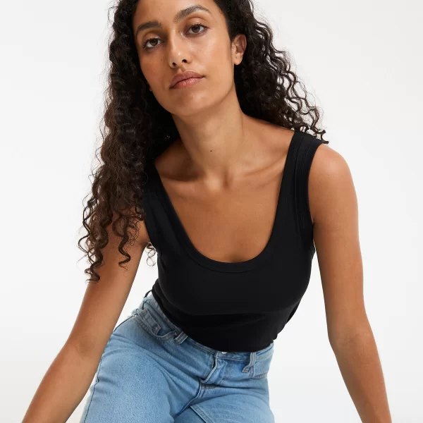 Αμάνικη μπλούζα με στρογγυλή λαιμόκοψη