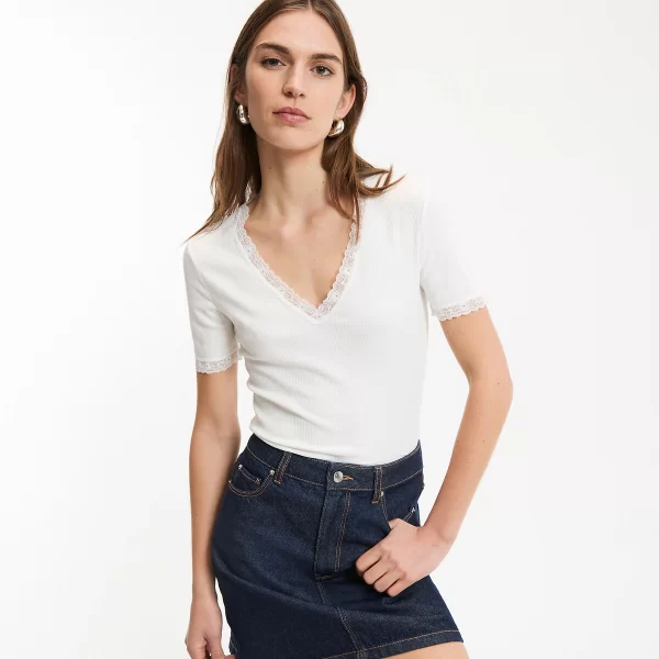 Κοντομάνικη μπλούζα με V και λεπτομέρεια από δαντέλα