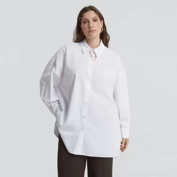 Λευκό πουκάμισο με διακοσμητική αλυσίδα στον γιακά