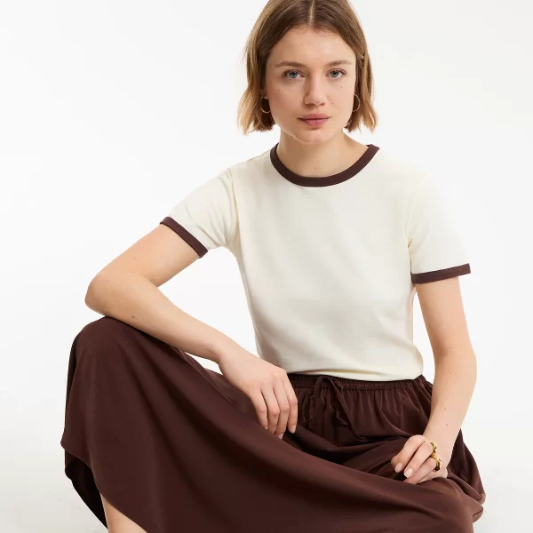 Κοντομάνικο t-shirt με στρογγυλή λαιμόκοψη και αντιθετικές λεπτομέρειες