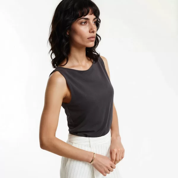 Αμάνικο τοπ με λαιμόκοψη bateau