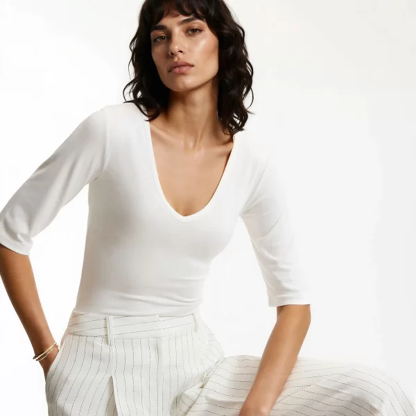 Κοντομάνικο μπλουζάκι με V λαιμόκοψη