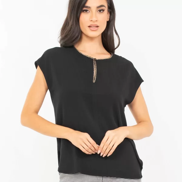 ΜΠΛΟΥΖΑ ΜΕ ΣΧΙΣΙΜΟ ΣΤΟ ΠΛΑΙ ΚΑΙ ΤΡΕΣΑ ΜΑΥΡΟ