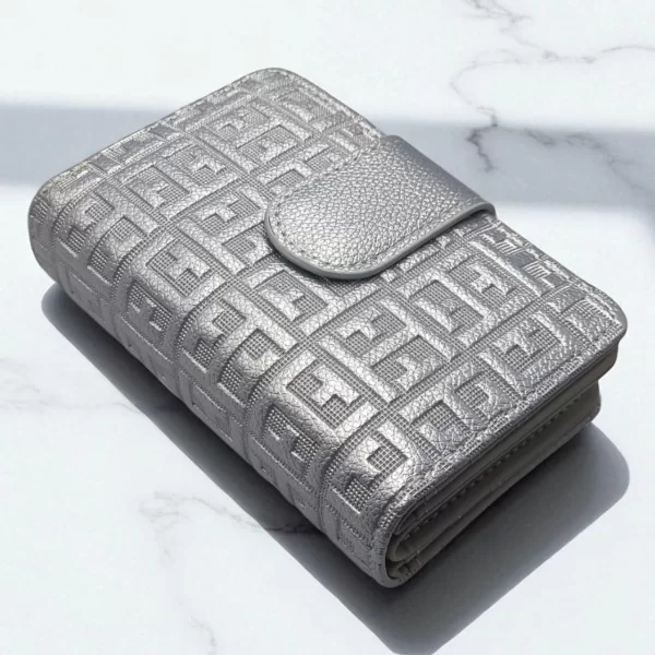 PRC ΓΥΝΑΙΚΕΙΟ ΠΟΡΤΟΦΟΛΙ ΑΣΗΜΙ ΜΕ ΑΝΑΓΛΥΦΑ ΣΧΕΔΙΑ ΚΑΙ ΚΟΥΜΠΩΜΑ