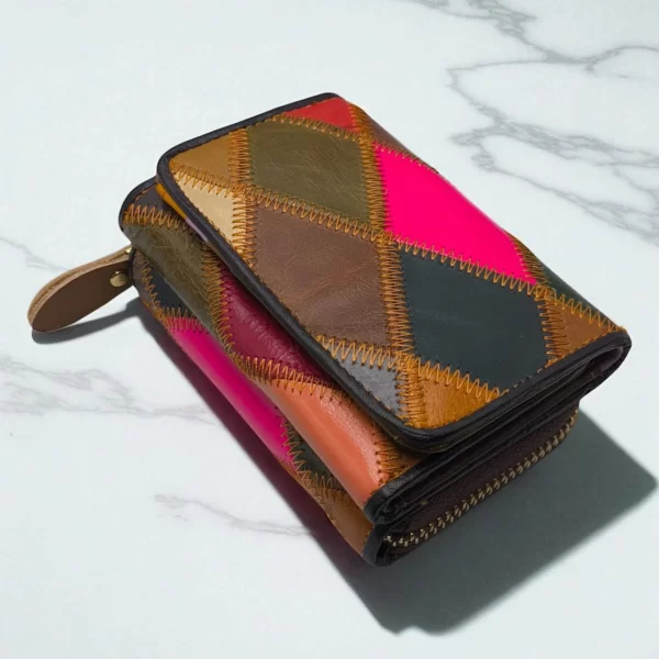 VERA PELLE ΓΥΝΑΙΚΕΙΟ ΔΕΡΜΑΤΙΝΟ ΠΟΡΤΟΦΟΛΙ ΠΟΛΥΧΡΩΜΟΙ ΡΟΜΒΟΙ ΜΑΥΡΟ ΠΕΡΙΓΡΑΜΜΑ ΚΑΙ ΦΕΡΜΟΥΑΡ