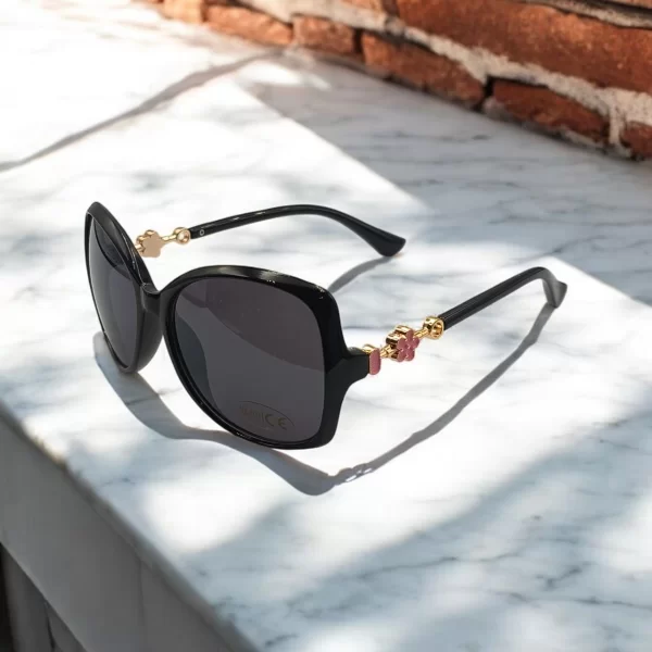 DASOON VISION ΓΥΑΛΙΑ ΗΛΙΟΥ ΣΤΥΛ RECTANGULAR ΜΑΥΡΟ ΜΕ ΡΟΖ ΛΕΠΤΟΜΕΡΕΙΑ ΣΤΟΥΣ ΒΡΑΧΙΟΝΕΣ ΚΑΙ ΜΑΥΡΟ ΦΑΚΟ