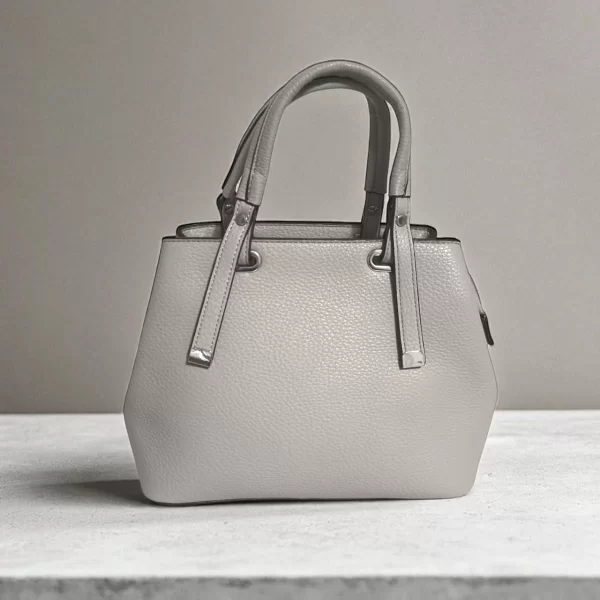 LINDA ΤΣΑΝΤΑ ΧΕΙΡΟΣ ΣΕ ΓΚΡΙ ΑΠΟΧΡΩΣΗ ΜΕ ΑΠΟΣΠΩΜΕΝΟ ΛΟΥΡΑΚΙ