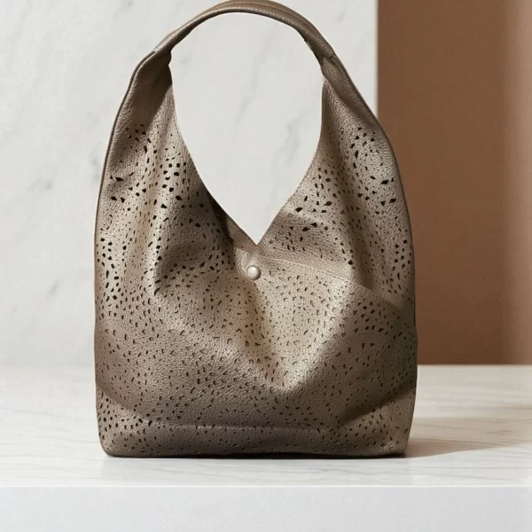 DREAM RIVER ΓΥΝΑΙΚΕΙΑ ΤΣΑΝΤΑ ΩΜΟΥ ΧΡΥΣΗ ΜΕ ΜΙΚΡΑ ΔΙΑΤΡΗΤΑ ΣΧΕΔΙΑ ΚΑΙ ΚΟΥΜΠΩΜΑ ΜΕ ΔΩΡΟ ΦΑΚΕΛΟ ΜΕ ΑΠΟΣΠΩΜΕΝΟ ΛΟΥΡΑΚΙ