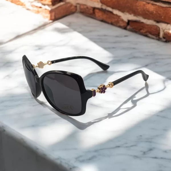 DASOON VISION ΓΥΑΛΙΑ ΗΛΙΟΥ ΣΤΥΛ RECTANGULAR ΜΑΥΡΟ ΜΕ ΜΩΒ ΛΕΠΤΟΜΕΡΕΙΑ ΣΤΟΥΣ ΒΡΑΧΙΟΝΕΣ ΚΑΙ ΜΑΥΡΟ ΦΑΚΟ