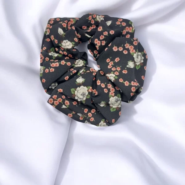 OEM ΛΑΣΤΙΧΑΚΙ ΜΑΛΛΙΩΝ SCRUNCHIE ΜΑΥΡΟ ΜΕ ΣΧΕΔΙΑ FLORAL (ΛΟΥΛΟΥΔΙΑ)