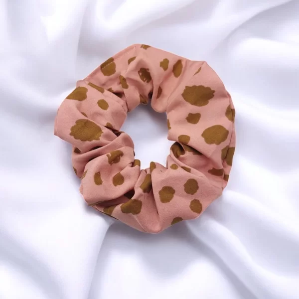 OEM ΛΑΣΤΙΧΑΚΙ ΜΑΛΛΙΩΝ SCRUNCHIE ΡΟΖ ΜΕ ΚΑΦΕ ΛΕΚΕΔΕΣ