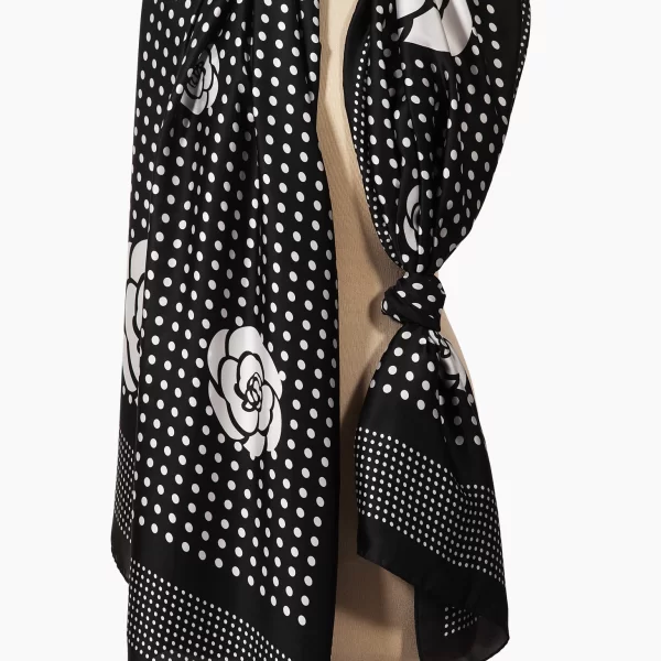 Anna Raxevsky ΜΑΥΡΗ ΕΣΑΡΠΑ ΜΕ ΜΕΤΑΞΩΤΗ ΥΦΗ ΚΑΙ ΜΕ ΛΕΥΚΕΣ ΒΟΥΛΕΣ ΚΑΙ ΛΕΥΚΑ ΛΟΥΛΟΥΔΙΑ ΠΑΝΩ