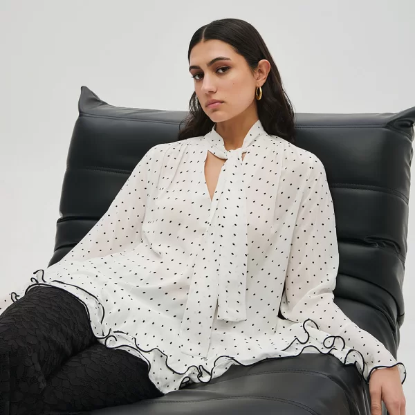 DEJAVU Πουά πουκάμισο με βολάν και δέσιμο στο λαιμό